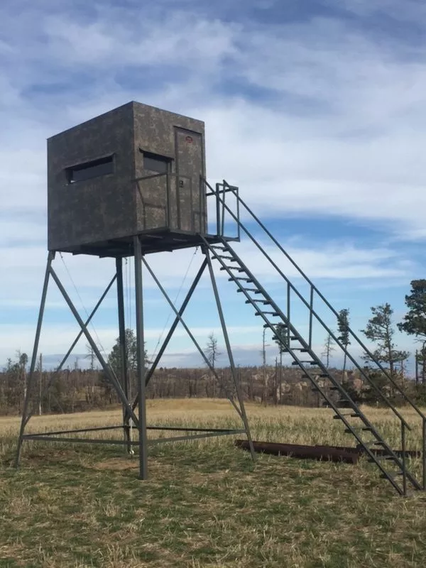 Atascosa 5X7 Insulated Deer Blind 10′ Tower w/Luxury Package