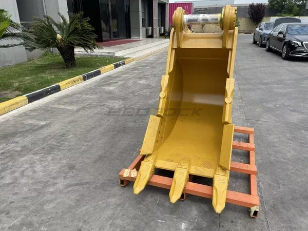 Bedrock Attachments Heavy-Duty Bucket & Adjuster GP | Model EB324CBHD | Width 30-Inch | Capacity 0.70 CU M | Machine Size 24-30 Tons | For Excavators
