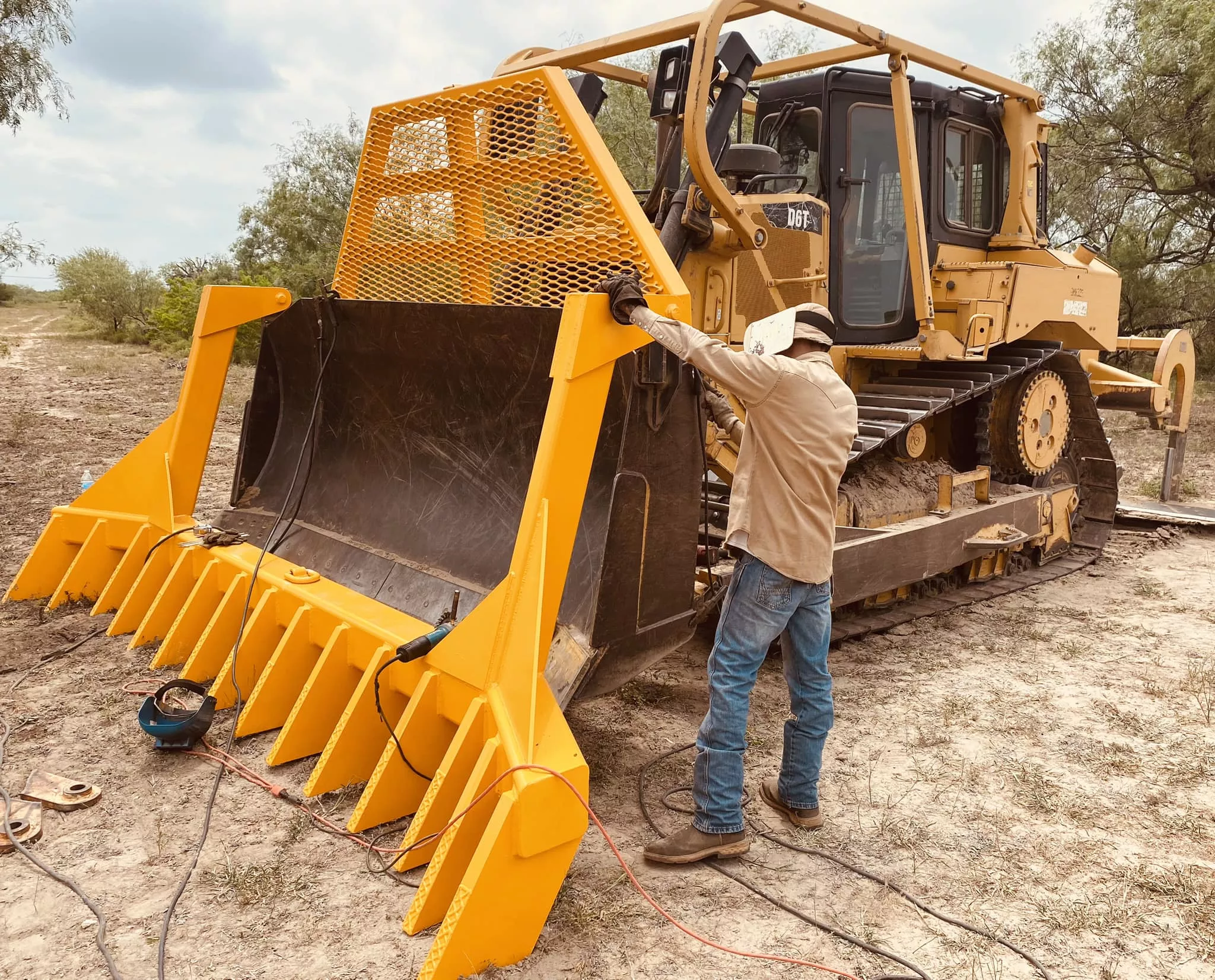 Hebbronville Machine Shop 8′ to 24′ Pin On Medium Duty Stacking Rake For Skid Steer