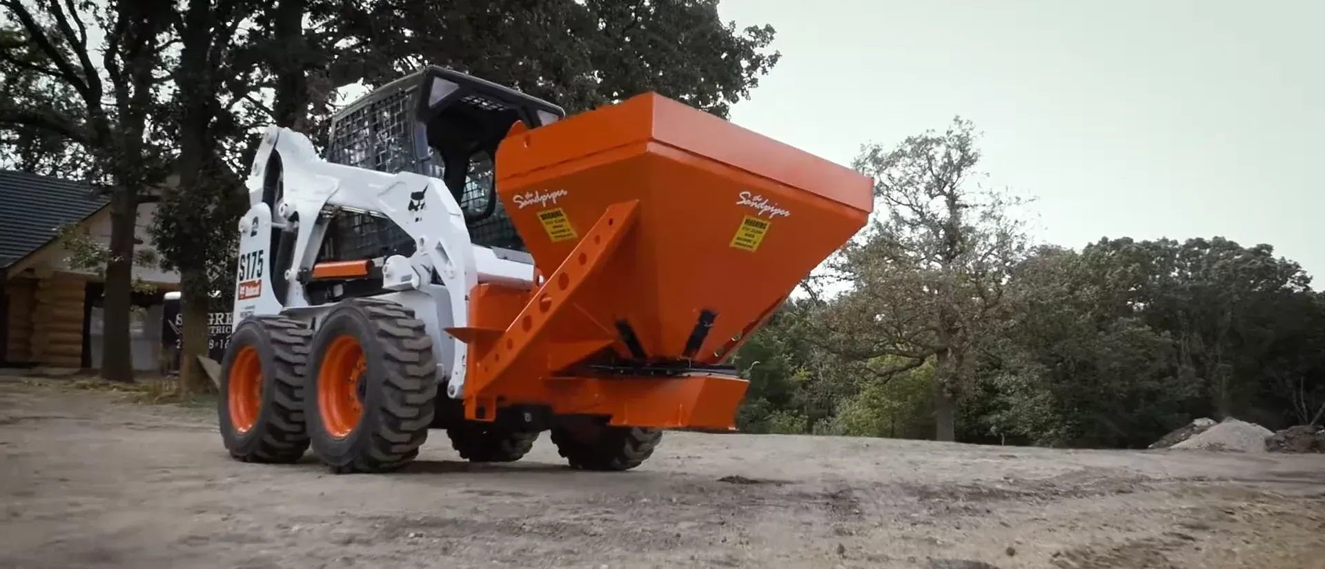 HitchDoc Sandpiper Hydraulic Spreader | Model HSP18 | Lime, Salt, Seed & Fertilizer Spreader | Width 30” inches | Hydraulic Flow 10-20 GPM | For Skid Steers
