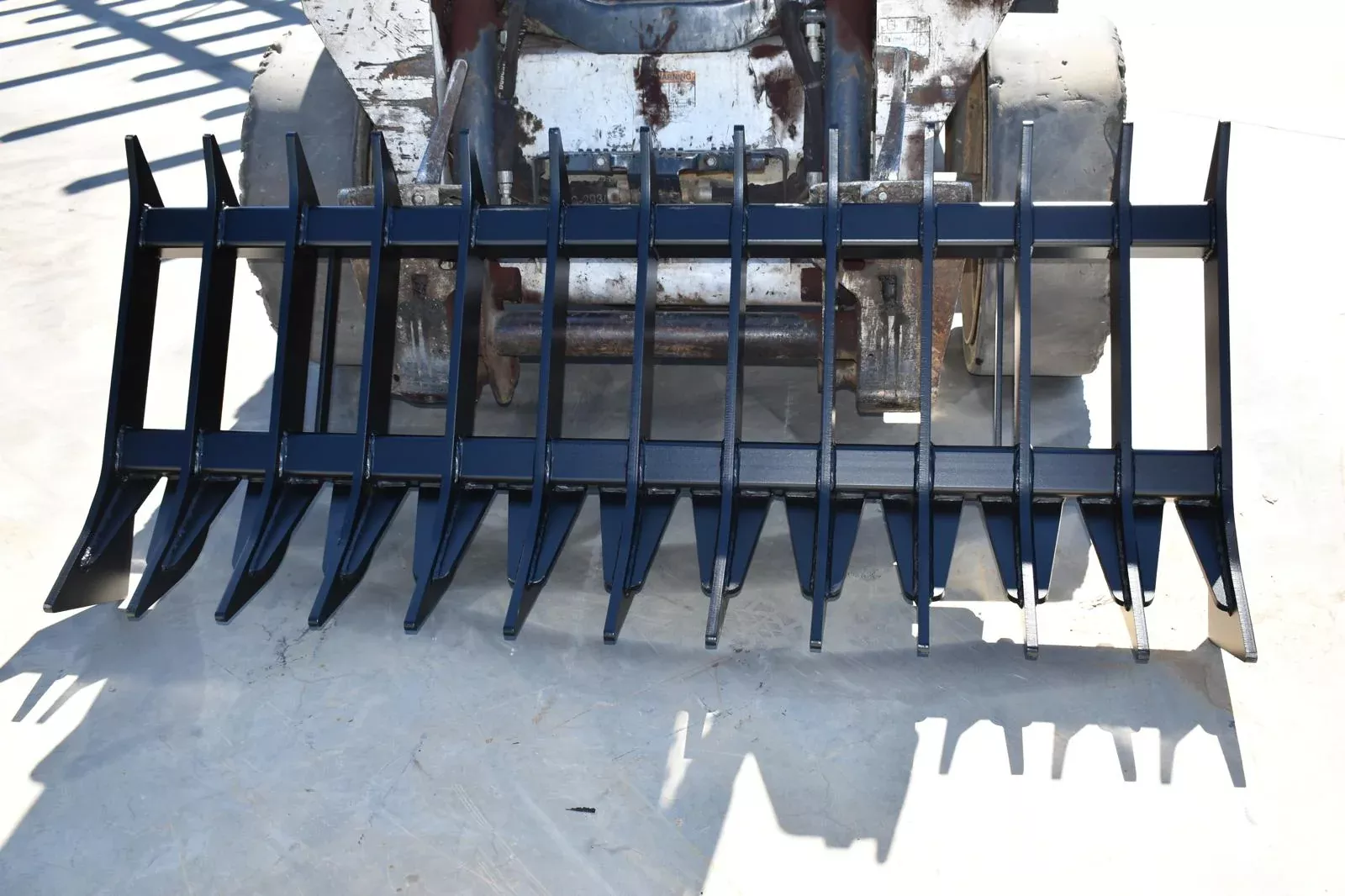 Loflin Fabrication Root Rake | Width 60″-96″ | Hydraulic Flow Range 15–25 GPM | For Skid Steers