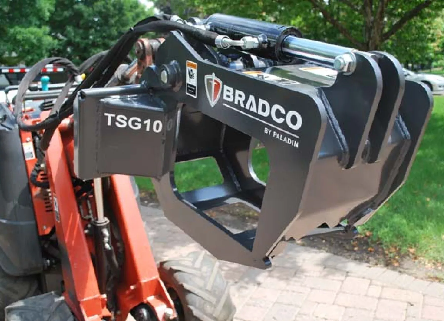 Paladin Tree & Shrub Grapple | Width 34″ | 8-15 GPM | For Mini Skid Steer