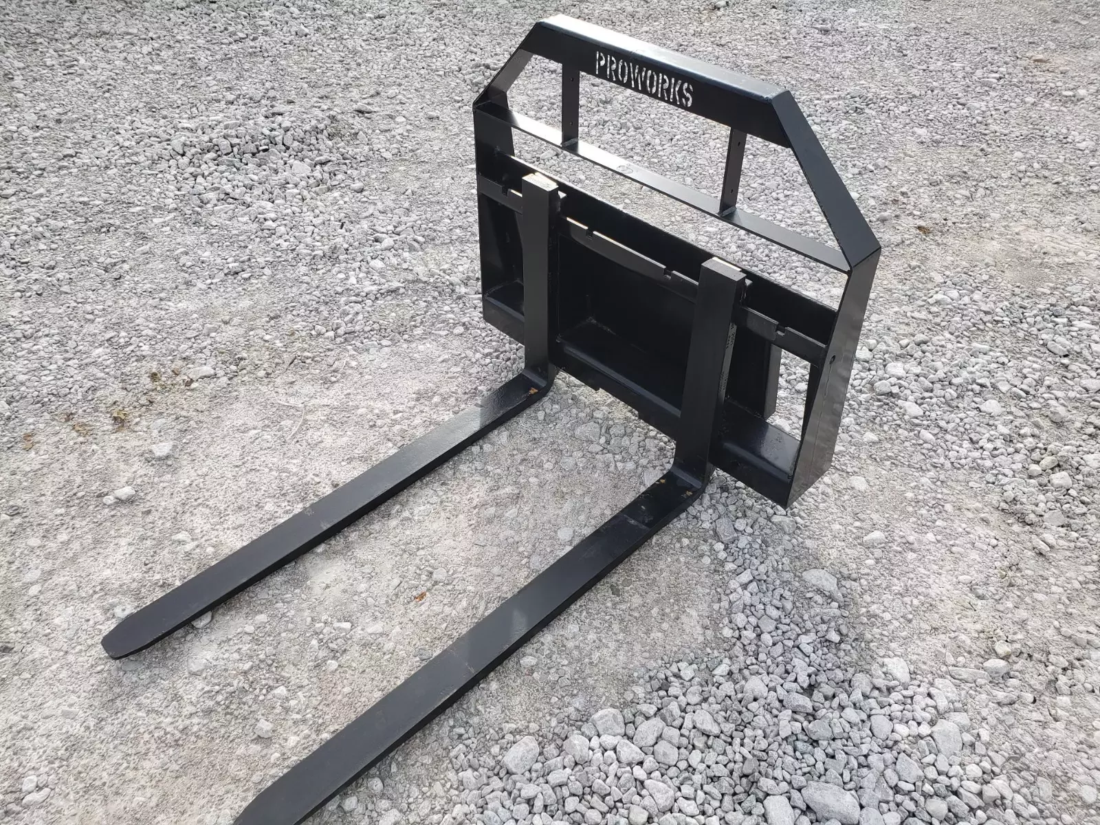 Top Dog Attachments Toro Dingo Pallet Forks | Width 36″ | Weight 180 lbs | Load Capacity 2,200 lbs | Oil Flow Range 8 to 12 GPM | For Mini Skid Steer